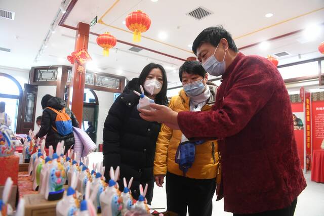 1月20日，张忠强在前门附近展示技艺。新京报记者王颖摄