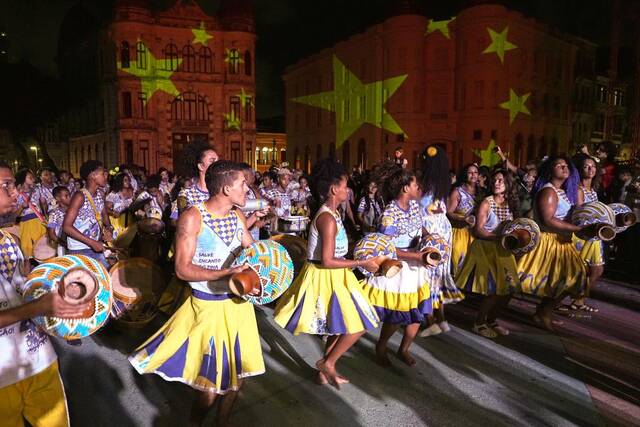 1月19日，演员在巴西累西腓市举行的中国春节庆祝活动上表演舞蹈。新华社发（保罗·洛佩斯摄）