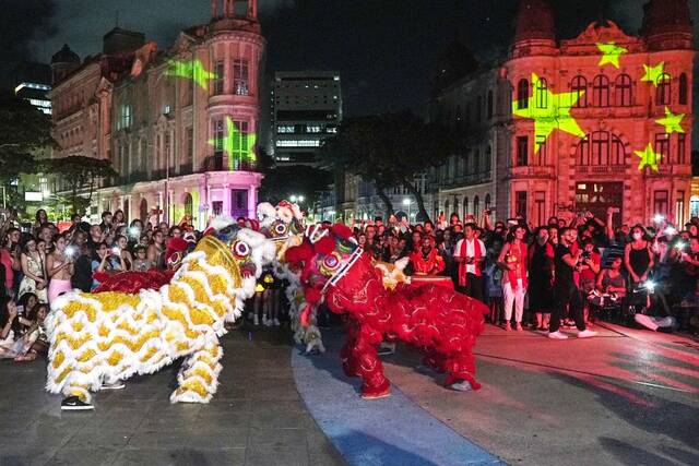 1月19日，演员在巴西累西腓市举行的中国春节庆祝活动上表演舞狮。新华社发（保罗·洛佩斯摄）