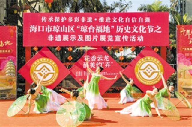 ▲1月20日，琼山区“玉兔踏春”街头小型音乐会在云龙镇墟的海南热带花卉交易（拍卖）市场举办。本报记者苏弼坤摄