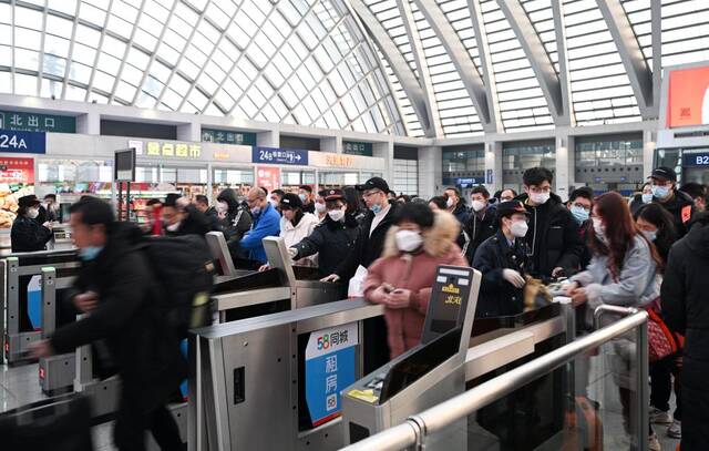 1月7日，旅客在天津西站检票口排队候车。新华社记者李然摄