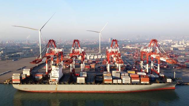 1月1日，一艘货轮靠泊在天津港联盟国际集装箱码头进行装卸作业。新华社记者赵子硕摄