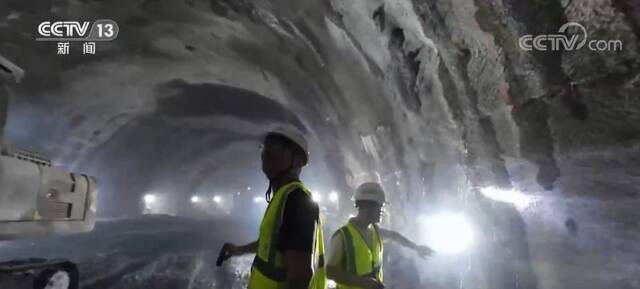 过年  建设者扎根川西北高原隧道 争分夺秒抢抓工期