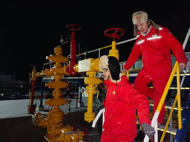 除夕夜，大庆油田采气分公司徐深1井员工在巡检。（受访单位供图）