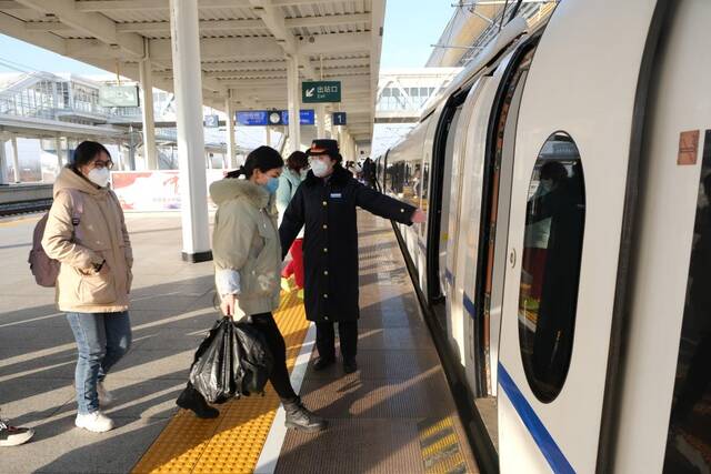 代怡玮在站台帮助旅客有序上车。（中国铁路上海局集团有限公司淮南西站供图）