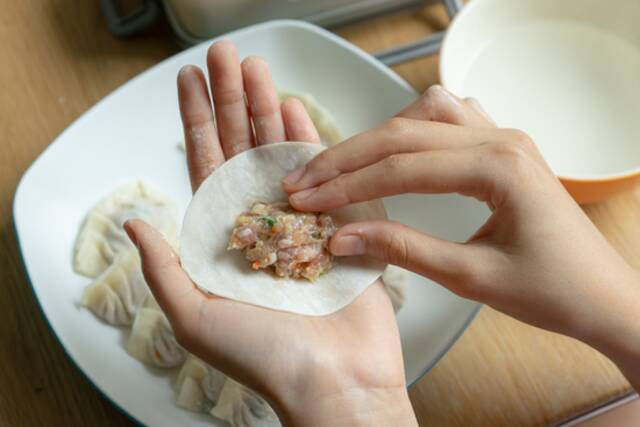 饺子馅用的食材越多味道就越鲜美。图