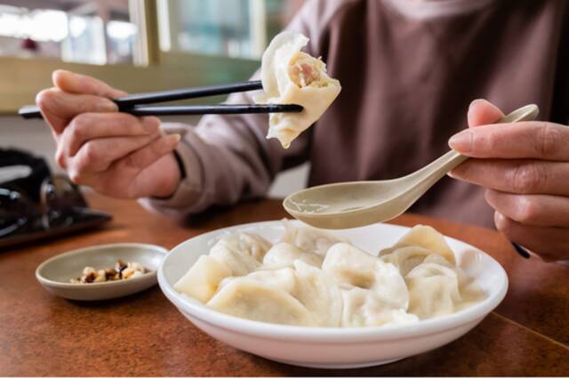 中国地大物博，菜系丰富，但没有哪一种食物可以超越饺子。图