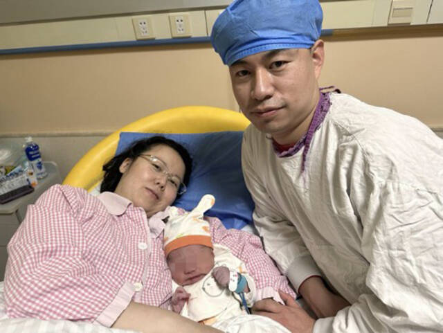 中国福利会国际和平妇幼保健院徐汇院区的产房里，首个“兔宝宝”顺利降生，父母均在医院工作。本文图片均为受访医院供图