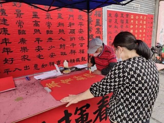 佛山快子路，一条街都在现写对联售卖，年味相当浓郁。/土卫六摄