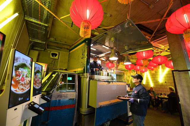 1月12日，瑞士少女峰缆车站的餐厅挂起红灯笼，散发着浓浓年味。新华社记者连漪摄