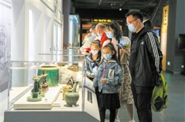 1月22日大年初一，市民游客来到海南省博物馆欣赏文物，近距离感受传统文化魅力。本报记者苏弼坤摄