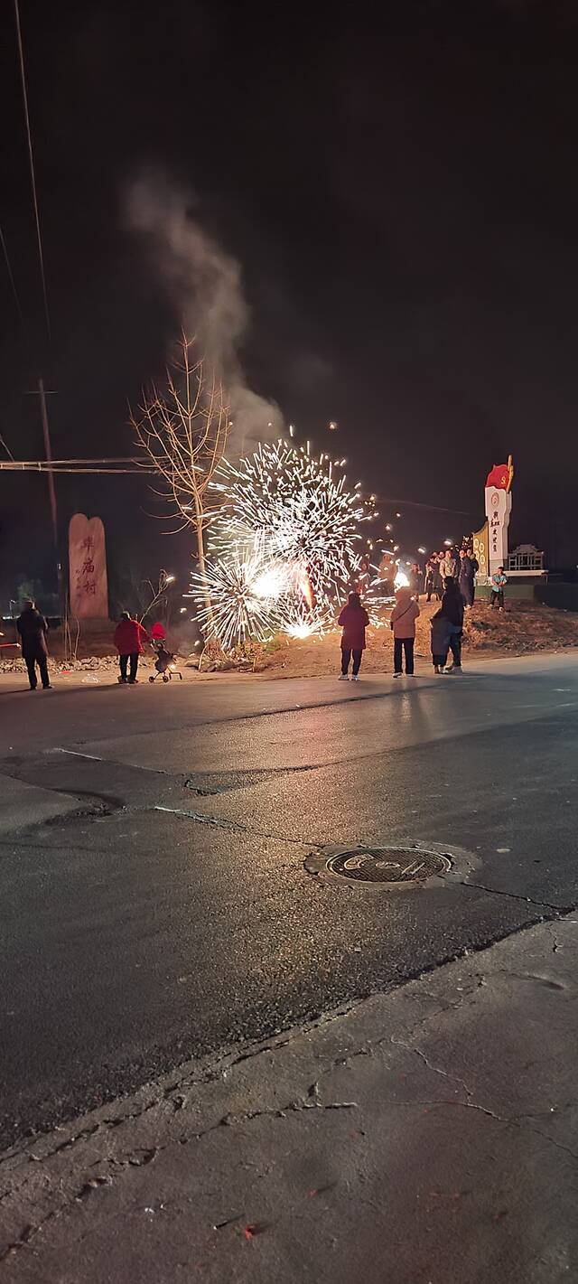 零点家门口放的烟花。