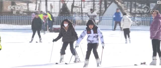 各地群众参与冰雪运动热情高涨 尽享冰雪乐趣