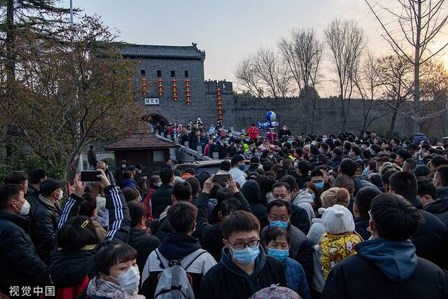 2023年1月22日，山东枣庄，山东A级景区免费，台儿庄古城迎来新年第一波客流。人民视觉图