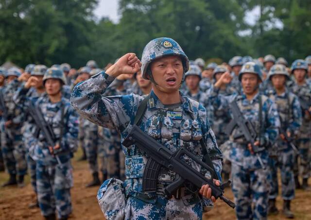 亮相春晚现场的空军少校，是什么来头？