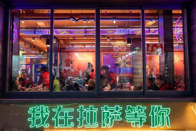 在天海夜市，食客们正在用餐（1月10日摄）。新华社记者周荻潇摄