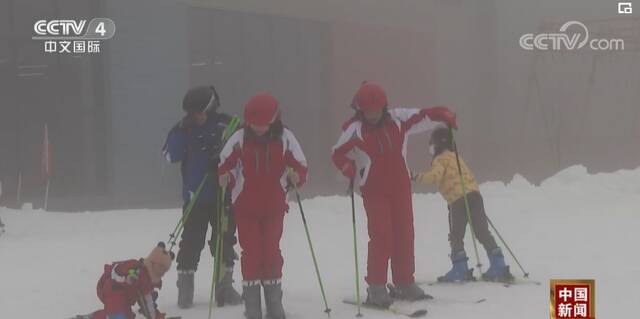 春节假期 各地雪场迎来客流高峰