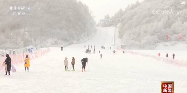 春节假期 各地雪场迎来客流高峰