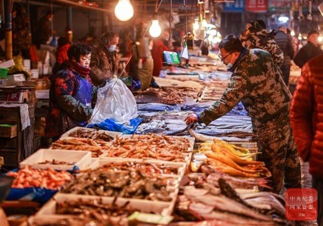 山东省荣成市，海鲜市场一片热闹，市民正在采买各种海鲜食材，丰富新春菜单。(山东省荣成市纪委监委供李信君摄）