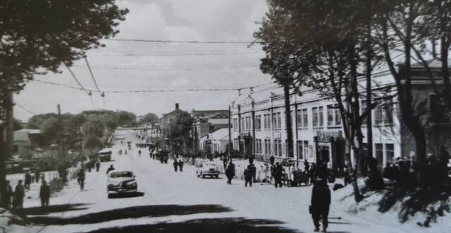 20世纪50年代，鹤岗第一百货商店门前。（图源：鹤岗城市记忆博物馆）