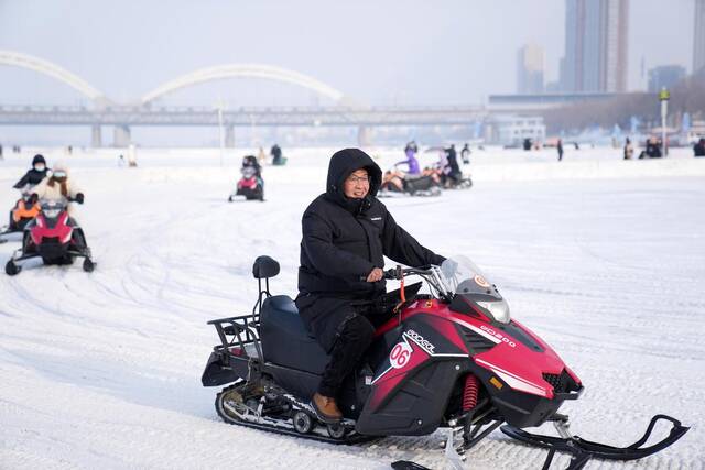 1月22日，游客在哈尔滨松花江冰雪嘉年华园区内体验冰雪娱乐项目。新华社记者王建威摄