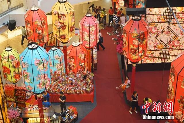 马来西亚吉隆坡一商场内具有中国元素的春节装饰。赵胜玉摄