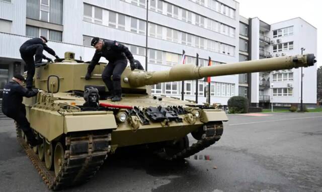 德制“豹2”坦克。图源：theguardian
