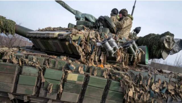 乌军驾驶坦克。图源：cnbc