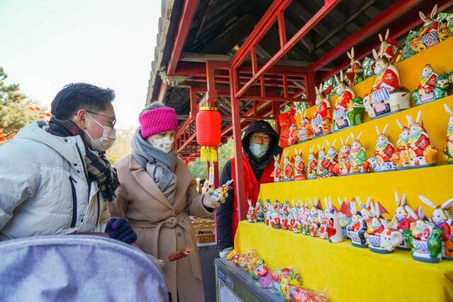 1月24日，游客在北京八大处公园举办的第十届八大处新春文化庙会上游玩。新华社记者马晓冬摄