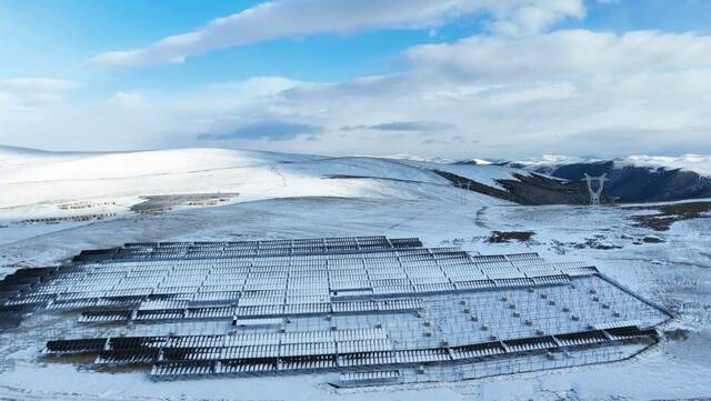 下雪后的柯拉光伏电站施工现场。（受访者供图）