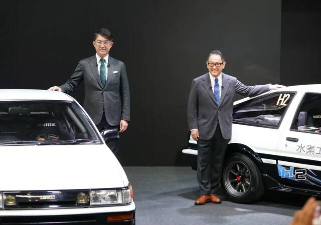 当地时间2023年1月13日，日本东京，丰田汽车公司总裁丰田章男（左）和首席品牌官佐藤浩二（左）（图片来源：视觉中国）