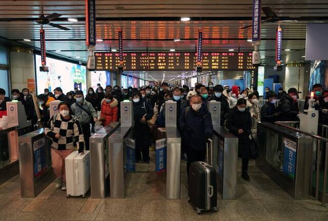 1月27日，在北京西站，返京旅客从出站口出站。（新华社记者任超摄）