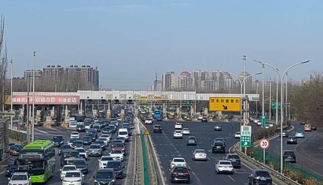 1月26日，在清河收费站，进京车辆有序进入北京市区。（受访者供图）
