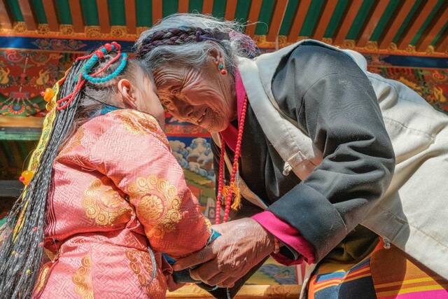 次旦老人正在和重孙女行碰头礼（1月22日摄）。新华社记者孙非摄