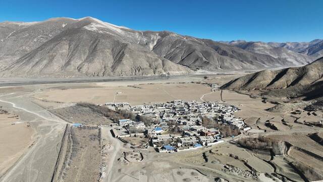 这是平拉家所在的西藏日喀则市拉孜县扎西宗乡杂村（1月22日摄，无人机照片）。新华社记者晋美多吉摄
