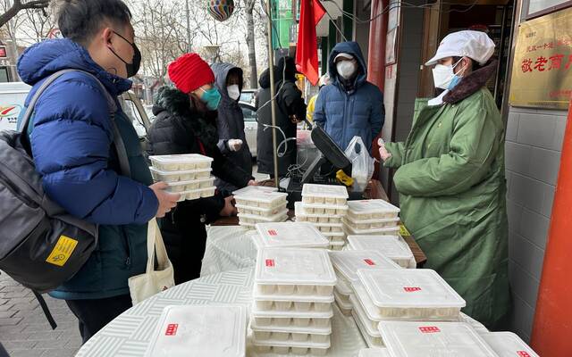 “破五”当天，惠丰饺子楼迎来销售高峰，当天仅外卖就卖出了2万多个饺子。受访者供图