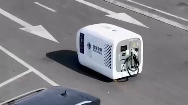 视频｜江苏无锡：首批智能移动充电机器人“上岗”
