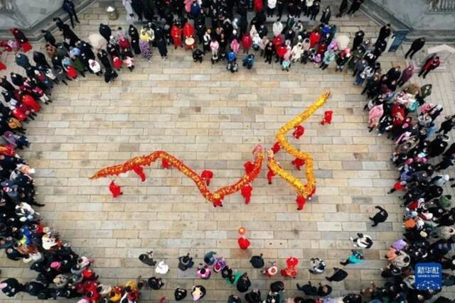 1月26日，民间艺人在山东省青岛市即墨古城表演舞龙（无人机照片）图：新华社