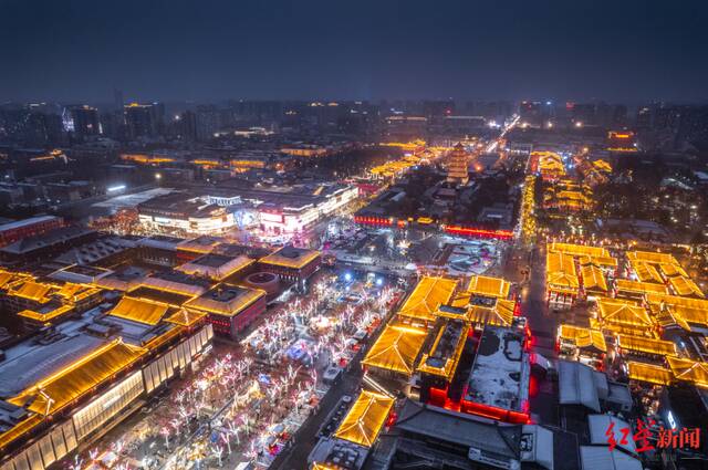 ↑西安大雁塔和大唐不夜城灯会夜景据视觉中国