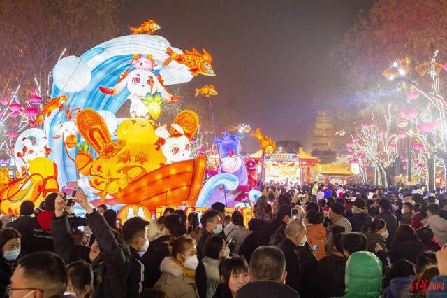 ↑1月22日，众多游客在大唐不夜城景区游览据视觉中国