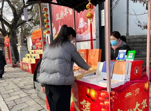 新春市集上，孔府糕点吸引了众多消费者前来购买。新华社记者张昕怡摄