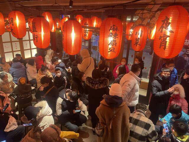 春节假期期间，胡大饭馆客流较去年同期增长86%。夜宵时段依然有很多食客排队等位。受访者供图