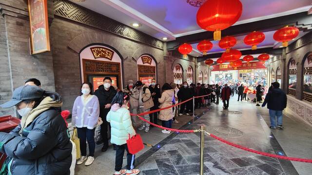 旅游市场回暖，让北京景点周边的餐饮销售出现大幅增长，全聚德前门店春节7天假期排队等位发号超过7000号。受访者供图