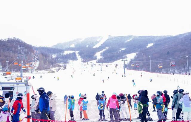 1月24日，游客在吉林市万科松花湖度假区滑雪。新华社记者颜麟蕴摄