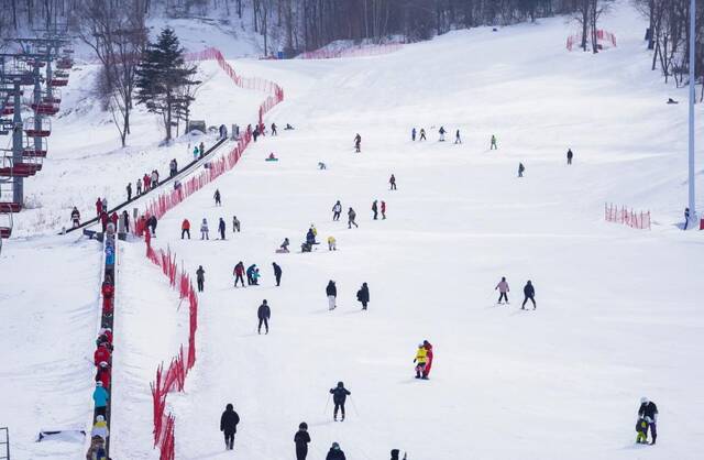 1月24日，游客在吉林市冰雪经济高质量发展试验区的北大湖滑雪场滑雪。新华社记者颜麟蕴摄