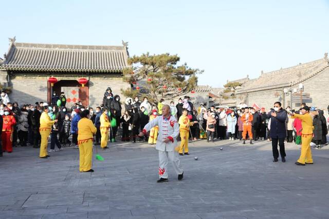 太原古县城内的特色民俗表演。（受访者供图）