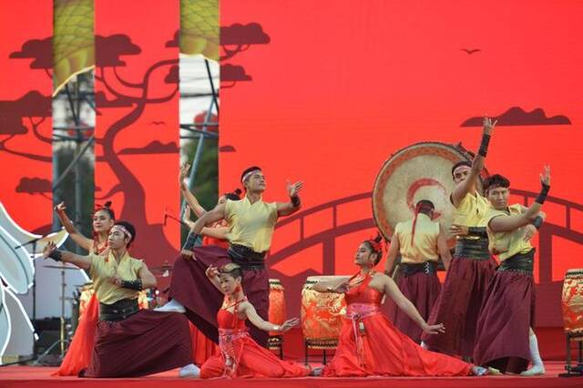 1月19日，在泰国叻武里府，演员在春节庆祝活动上表演。新华社发（拉亨摄）