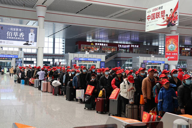 1月30日，务工人员在贵阳北站排队乘车赴粤。（新华社记者刘续摄）