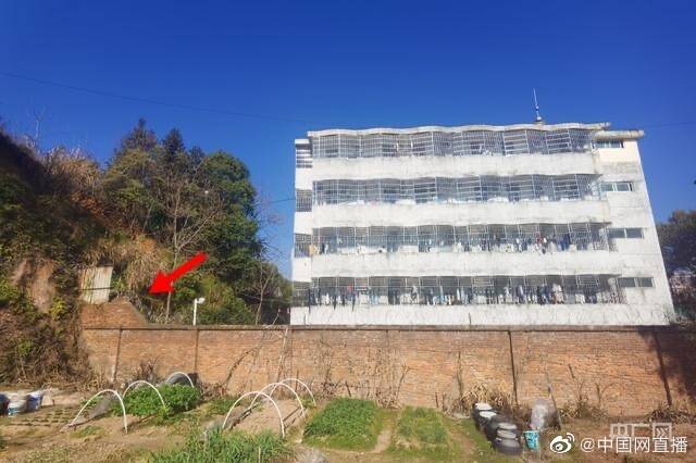 警方对胡鑫宇遗体发现区域全面封锁 学校管理更为严格