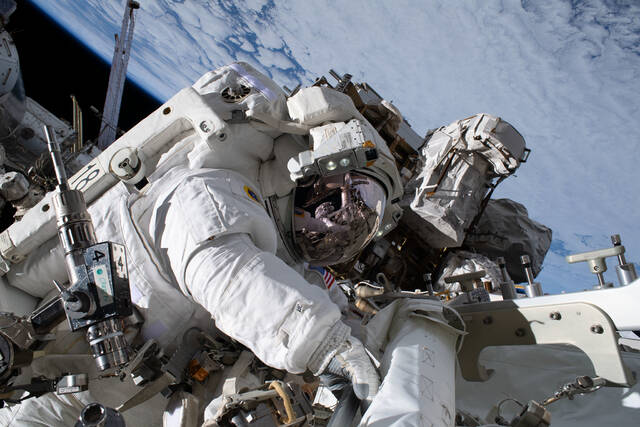 美国宇航局将对国际空间站两名宇航员太空行走进行电力系统升级直播